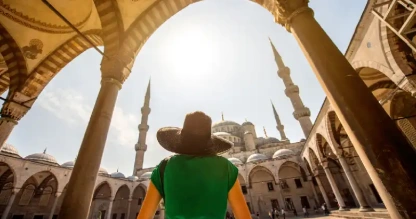 una turista nella moschea blu turchia , turchia viaggi 