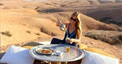 una donna al deserto di agafay, offerte viaggio marrakech