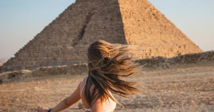 una donna davanti alle piramidi, viaggio al cairo 