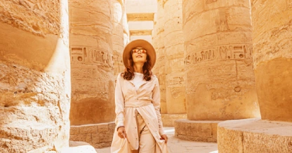 Mujer caminando en el antiguo templo egipcio de Luxor