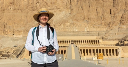 Una mujer turista enfrente al Templo de Hatshepsut en Egipto