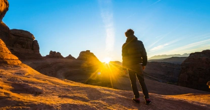 Turista en el famoso sitio arqueológico de Petra, en el desierto del suroeste de Jordania.