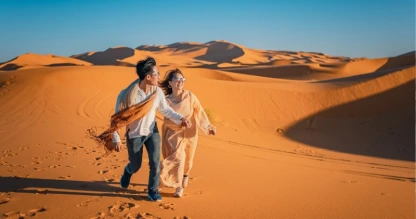 una coppia al deserto di agafay, offerte viaggio marrakech