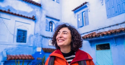 una turista a chefchaouen , pacchetto viaggio marocco
