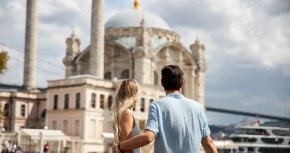 una turista nella moschea blu turchia , turchia viaggi 