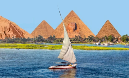 Wunderschöne Nillandschaft mit Segelboot auf dem Nil auf dem Weg zur großen Sphinx von Gizeh in Ägypten, während einer Nilkreuzfahrt mit Kairo.