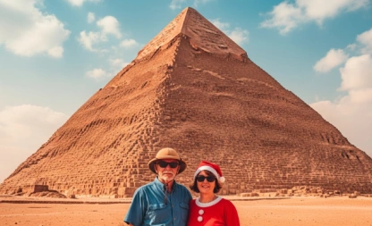 Reisepaar mit Weihnachtsmütze vor der Chephren-Pyramide in Gizeh