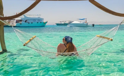 Junge Frau liegt in einer Hängematte auf der paradiesischen Insel in Ägypten