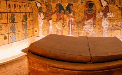 Panoramainnenansicht des Tutanchamun-Grabes mit Sarkophag und bemalten Wänden im Tal der Könige, Luxor, Ägypten