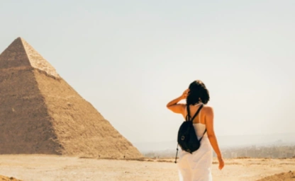 Pyramiden von Gizeh mit Touristin