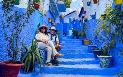 una coppia a Chefchaouen marocco, tour marocco chefchaouen