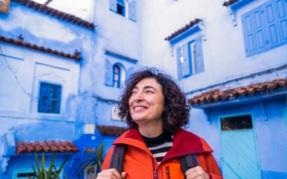 una turista a chefchaouen , pacchetto viaggio marocco