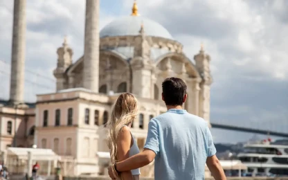 una turista nella moschea blu turchia , turchia viaggi 