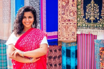 una donna con i sari indiano, cosa comprare in india