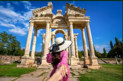 una turista ad afrodite antica citta in turchia , citta della turchia