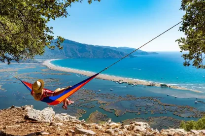 una donna nella spiaggia di Iztuzu, spiagge in turchia  una donna nella spiaggia di Iztuzu, spiagge in turchia
