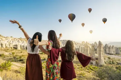 tre donne a cappadocia , quando andare in turchia