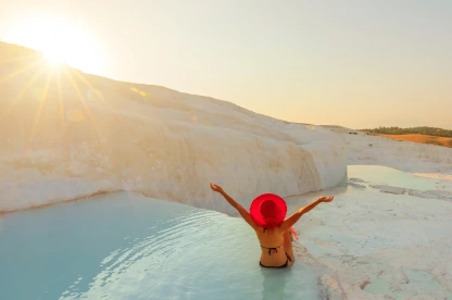 una turista a pamukkale in turchia , pamukkale turchia una turista a pamukkale in turchia , pamukkale turchia