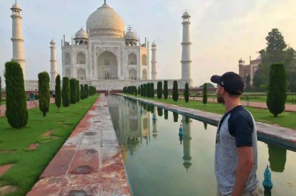 un turista davanti il taj mahal in india , cosa vedere in india del nord un turista davanti il taj mahal in india , cosa vedere in india del nord