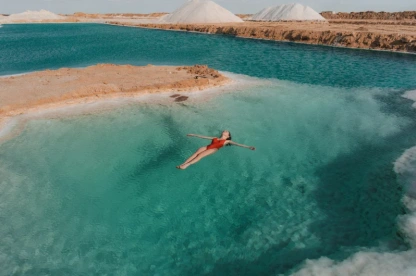 Una donna sull'acqua dell'Oasi di Siwa, le Oasi di Siwa Una donna sull'acqua dell'Oasi di Siwa, le Oasi di Siwa