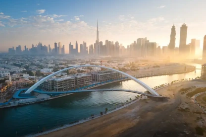 Skyline aereo del centro di Dubai con moderni grattacieli che si ergono sopra il ponte della tolleranza nel canale d'acqua di Dubai, Città di Dubai Skyline aereo del centro di Dubai con moderni grattacieli che si ergono sopra il ponte della tolleranza nel canale d'acqua di Dubai, Città di Dubai