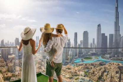 Una famiglia in vacanza in città si gode la vista sullo skyline di Dubai, Cose da fare a Dubai Una famiglia in vacanza in città si gode la vista sullo skyline di Dubai, Cose da fare a Dubai