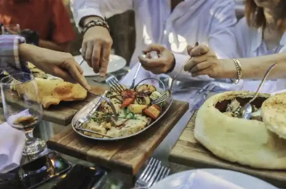 coppie che mangiano all'aperto in marocco, cosa mangiare in Marocco Una coppie che mangiano all'aperto in marocco, cosa mangiare in Marocco