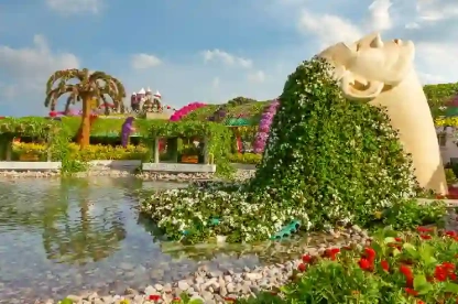 Testa femminile decorata con fiori nel giardino dei miracoli di Dubai, giardino dei miracoli dubai Testa femminile decorata con fiori nel giardino dei miracoli di Dubai, giardino dei miracoli dubai