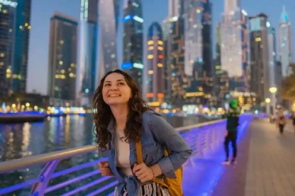 Donna che cammina a Dubai Marina al tramonto, attività a dubai Donna che cammina a Dubai Marina al tramonto, attività a dubai