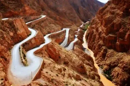 Vista dall'alto della strada tortuosa, skoura marocco Vista dall'alto della strada tortuosa, skoura marocco