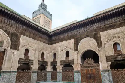 Cortile principale e minareto della Medersa Bou Inania a Fez, Meknes Cosa Vedere Cortile principale e minareto della Medersa Bou Inania a Fez, Meknes Cosa Vedere