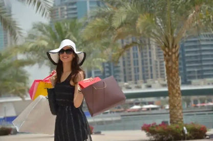 Bella donna va a fare shopping, Dubai mall negozi Bella donna va a fare shopping, Dubai mall negozi