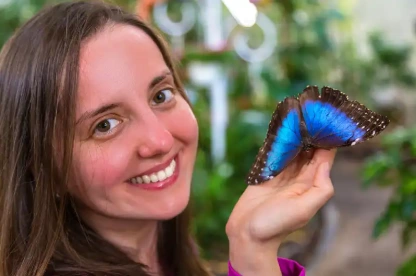 Donna e farfalla, giardino delle farfalle dubai Donna e farfalla, giardino delle farfalle dubai