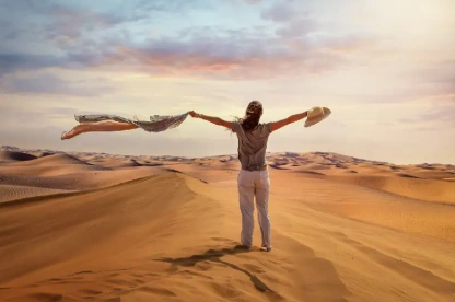 donna turista in piedi nel deserto rosso di Dubai, deserto dubai donna turista in piedi nel deserto rosso di Dubai, deserto dubai