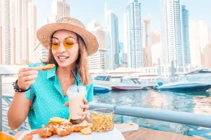 una donna asiatica mangia a Dubai, dove mangiare dubai una donna asiatica mangia a Dubai, dove mangiare dubai