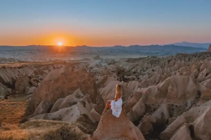 una donna al tramonto , camini delle fate cappadocia una donna al tramonto , camini delle fate cappadocia
