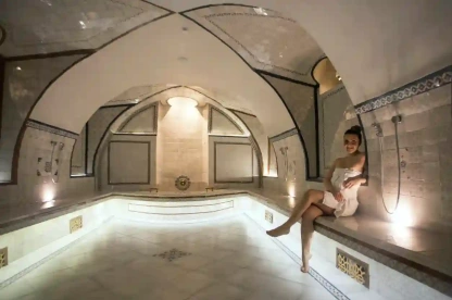 una donna dentro il hammam turco , hammam turco 