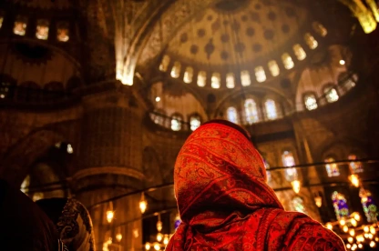 una donna in una moschea ad istanbul, moschee di istanbul