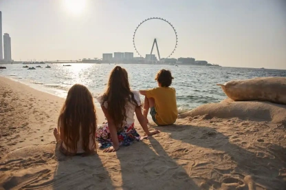una famiglia sul mare di dubai , Dubai a marzo