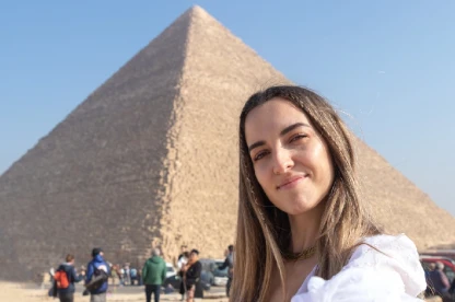 una ragazza con le piramidi