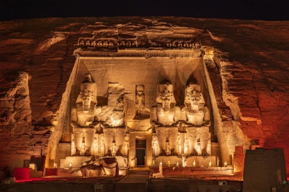 Las colosales estatuas del Gran Templo de Ramsés II iluminadas por la noche.Templo de Abu Simbel, Asúan, egipto.