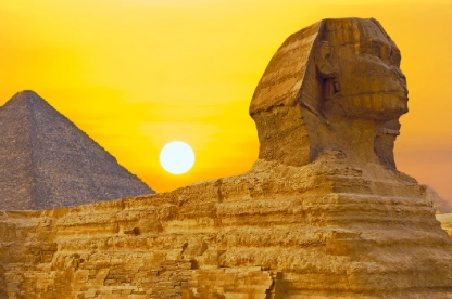 La Esfinge de Guiza Vista de la Esfinge de Egipto, la meseta de Giza en el desierto del Sahara