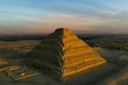 Pirámide Escalonada de Zoser Pirámide Escalonada de Zoser: Historia y Misterios en Saqqara