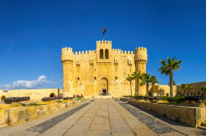 La ciudadela de la fortaleza de Qaitbay, Alejandría, Egipto Turistas frente a la entrada principal a la ciudadela de la fortaleza de Qaitbay, Alejandría, Egipto.