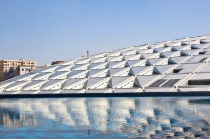 La Biblioteca de Alejandría Reflejo en un estanque de la Biblioteca de Alejandría, Egipto