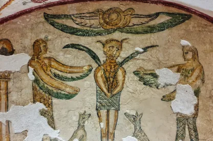 Las catacumbas de Kom El Shoqafa, Alejandría, Egipto. Primer plano de la escena de la pintura de la Tumba de Tigrane, con un devoto masculino de Isis sosteniendo hojas de palma con dos asistentes alados y dos chacales en un ritual en las catacumbas de Kom El Shoqafa, Alejandría, Egipto.