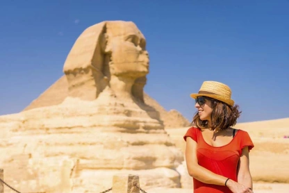 una donna davanti la sfinge, viaggio in egitto organizzato