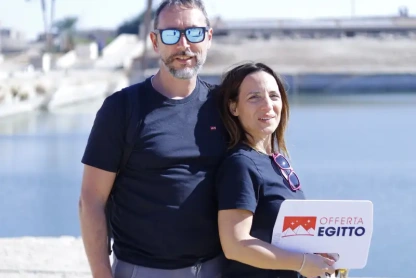 una donna davanti la sfinge, viaggio in egitto organizzato