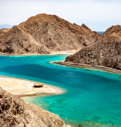 Wunderschöner Panoramablick auf die Fjordbucht Taba im Golf von Akaba, Ägypten