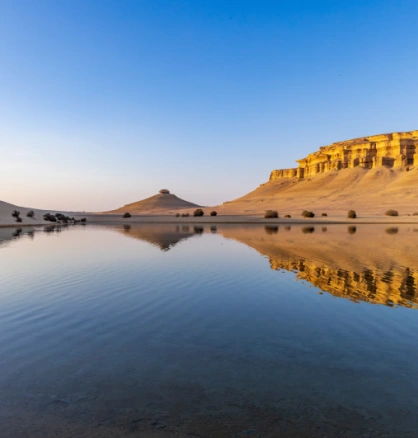 Qarun-See, Faiyum-Oase, Ägypten. Reflexionen im Qarun-See in der Wüste der Faiyum-Oase.